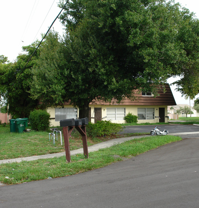 2011 NW 59th Ave in Fort Lauderdale, FL - Building Photo - Building Photo