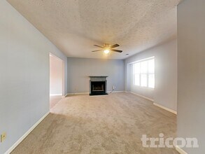 575 Woodcrest Manor Dr in Stone Mountain, GA - Foto de edificio - Building Photo