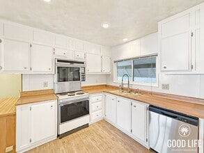 8975 Lawrence Welk Dr in Escondido, CA - Foto de edificio - Building Photo