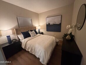 4065 W Ardmore Rd in Phoenix, AZ - Foto de edificio - Building Photo