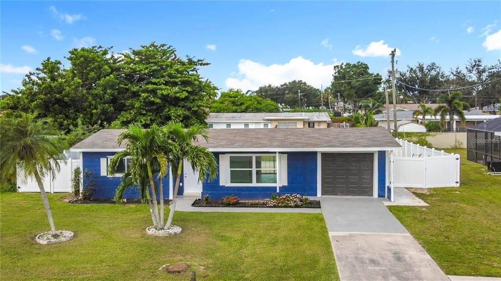 3095 Pinetree St in Port Charlotte, FL - Building Photo