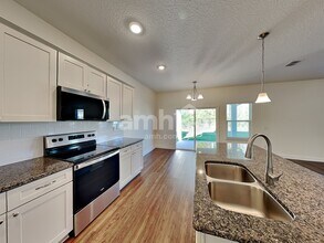 3102 Creek Village Ln in Green Cove Springs, FL - Foto de edificio - Building Photo