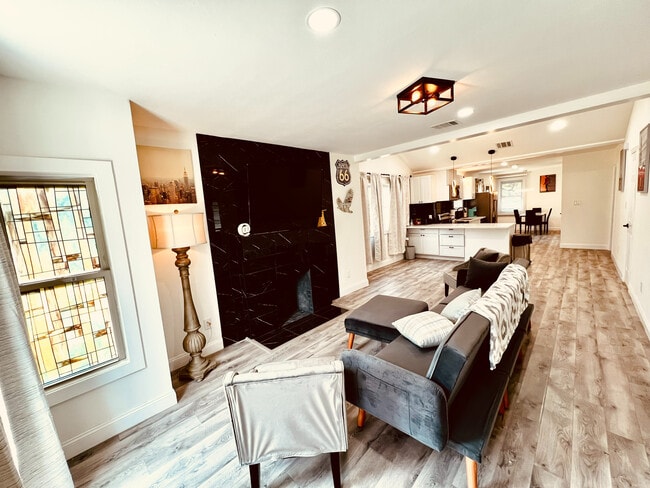 Room in House on W Brooklyn Ave in Dallas, TX - Building Photo - Building Photo