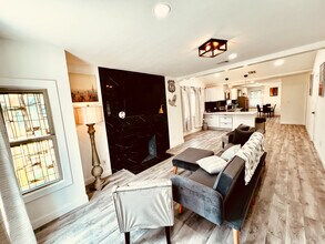 Room in House on W Brooklyn Ave in Dallas, TX - Building Photo - Building Photo