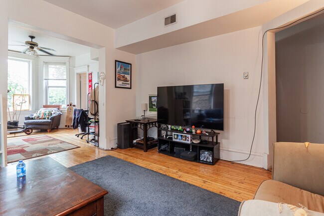 1245 W Newport Ave, Unit 2 in Chicago, IL - Foto de edificio - Building Photo