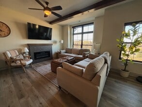 6460 Galleria Dr, Unit 1102 in West Des Moines, IA - Foto de edificio - Building Photo