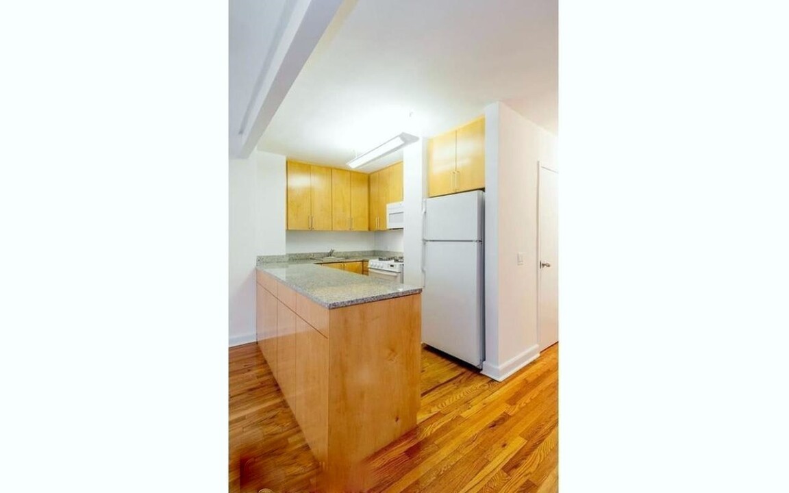 406 W 44th St in New York, NY - Building Photo