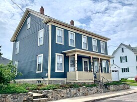 3 Bayview Ave in Stonington, CT - Building Photo