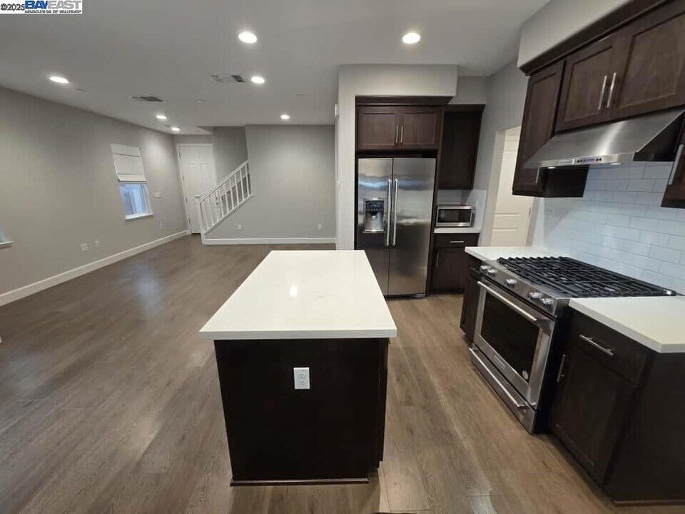 8553 Waveside Wy in Newark, CA - Building Photo