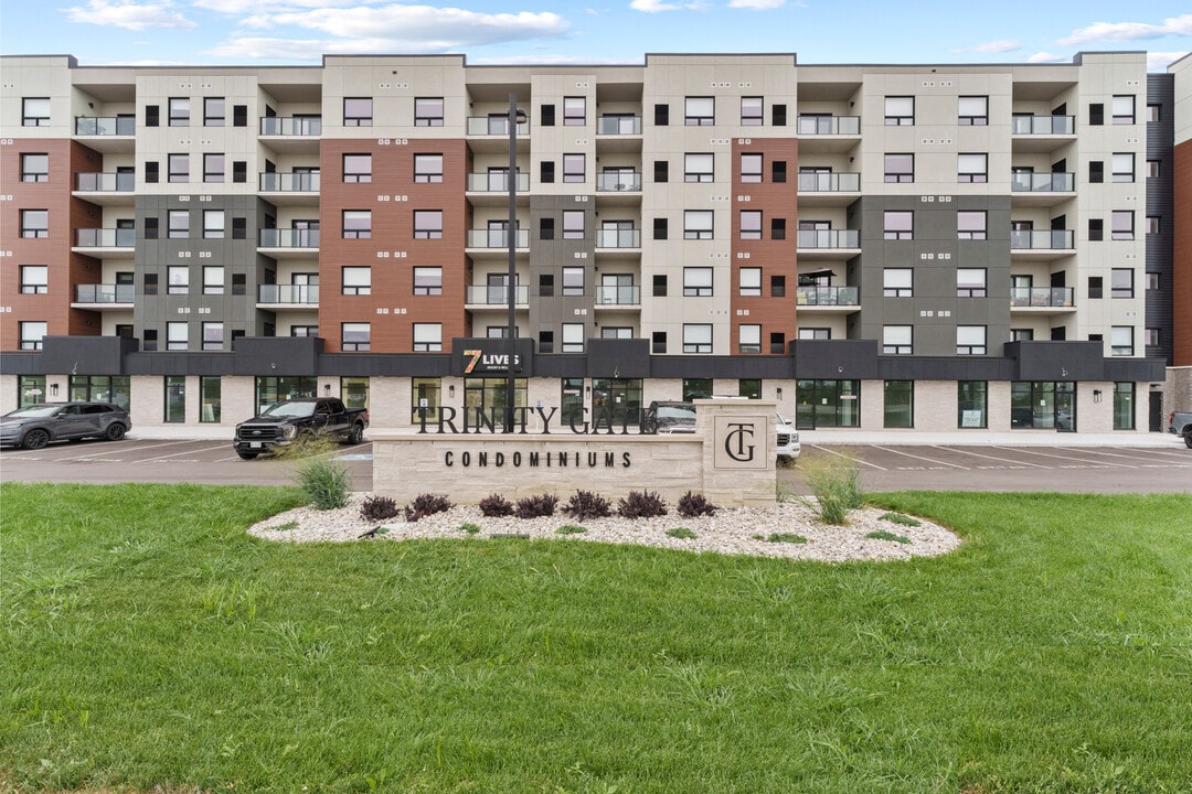 Trinity Gate - 4755 Walker Rd in Windsor, ON - Foto de edificio