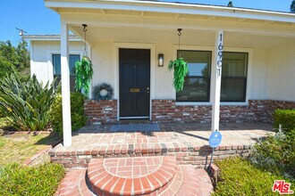 16901 Hart St in Los Angeles, CA - Building Photo - Building Photo