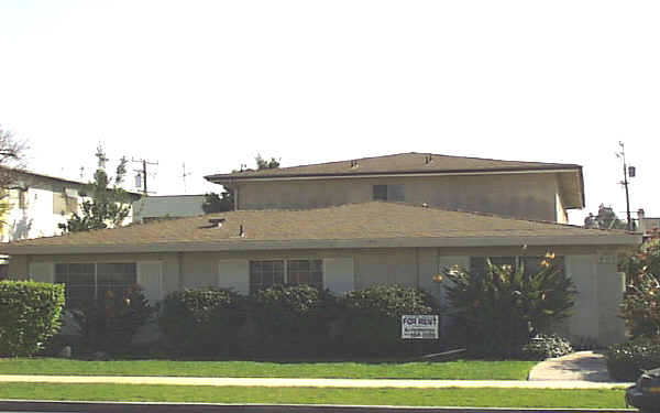 3882 Green Ave in Los Alamitos, CA - Foto de edificio - Building Photo