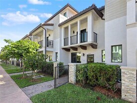4527 NW 83rd Path in Doral, FL - Building Photo