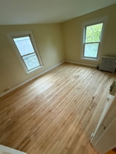 57 Broad St, Unit 5 in Claremont, NH - Foto de edificio - Building Photo