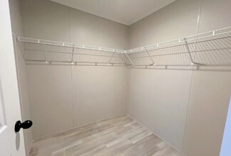 6588 N Hampshire Dr in Holly, MI - Foto de edificio - Building Photo