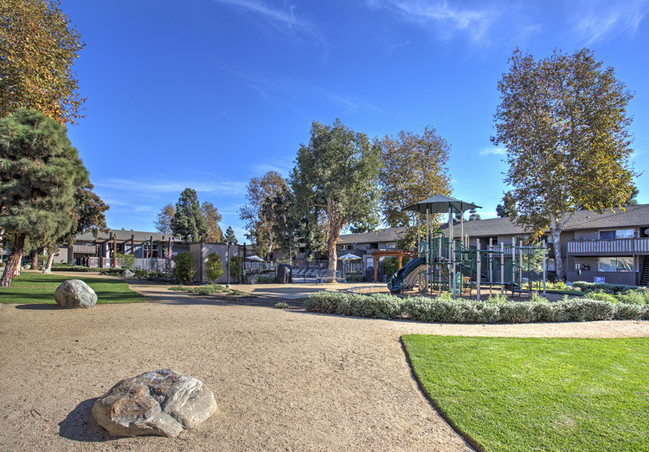 Pine Lake Terrace in Garden Grove, CA - Foto de edificio - Building Photo