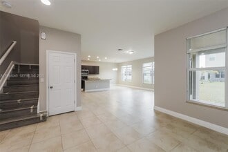 1183 NW Leonardo Cir in Port St. Lucie, FL - Foto de edificio - Building Photo