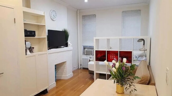 220 Sullivan St, Unit 2E in New York, NY - Foto de edificio - Building Photo