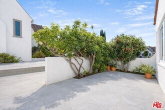 2214 Benecia Ave in Los Angeles, CA - Foto de edificio - Building Photo
