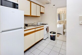 318 E 80th St in New York, NY - Building Photo - Building Photo