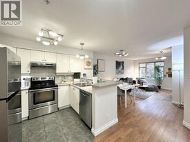 18 Smokey Smith Pl in New Westminster, BC - Building Photo