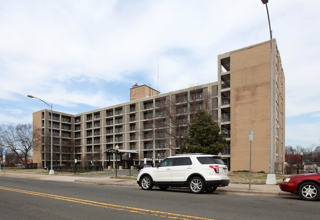 Oldham Towers in Durham, NC - Foto de edificio