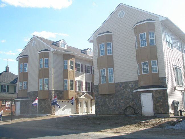 346 Maple Ave in Westbury, NY - Foto de edificio - Building Photo