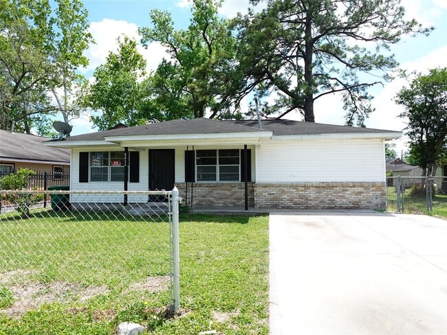 property at 8022 Woodlyn Rd