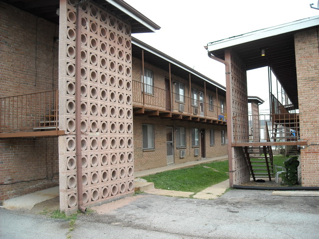 Geraldine Apartments in St. Ann, MO - Foto de edificio - Building Photo