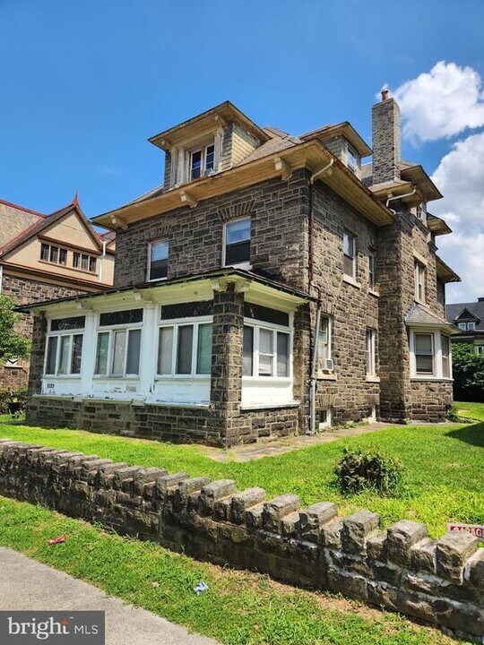 5029 Penn St in Philadelphia, PA - Building Photo