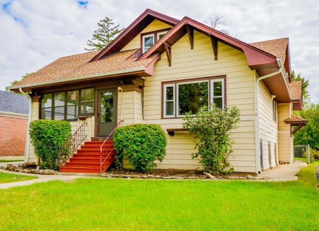 309 N Ridgeland Ave, Unit 2nd Floor