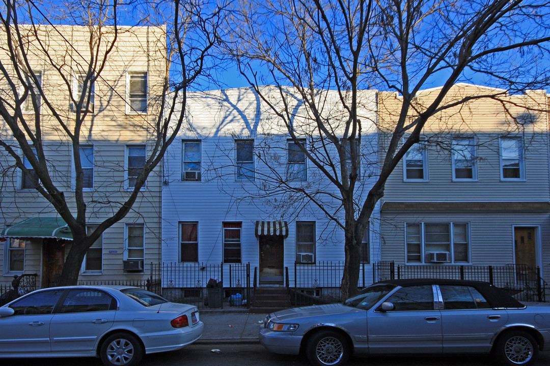 5709 Catalpa Ave in Flushing, NY - Building Photo