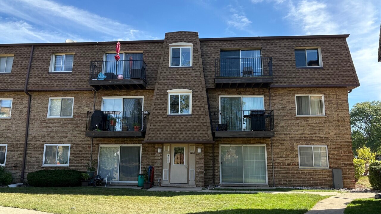 9428 Bay Colony Dr in Des Plaines, IL - Building Photo