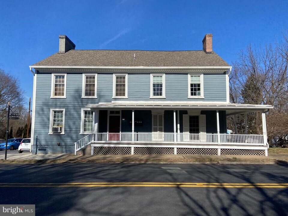 400 E Washington St in Charles Town, WV - Building Photo