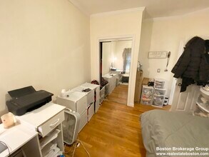 174 Bolton St, Unit #3 in Boston, MA - Foto de edificio - Building Photo