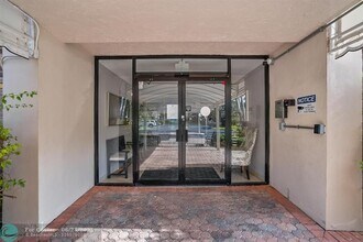 3930 Oaks Clubhouse Dr in Pompano Beach, FL - Building Photo - Building Photo