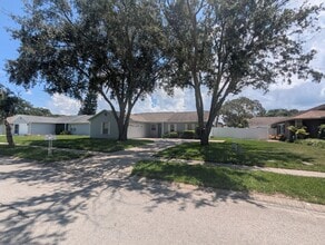 7234 Fairwood Ave in New Port Richey, FL - Building Photo - Building Photo