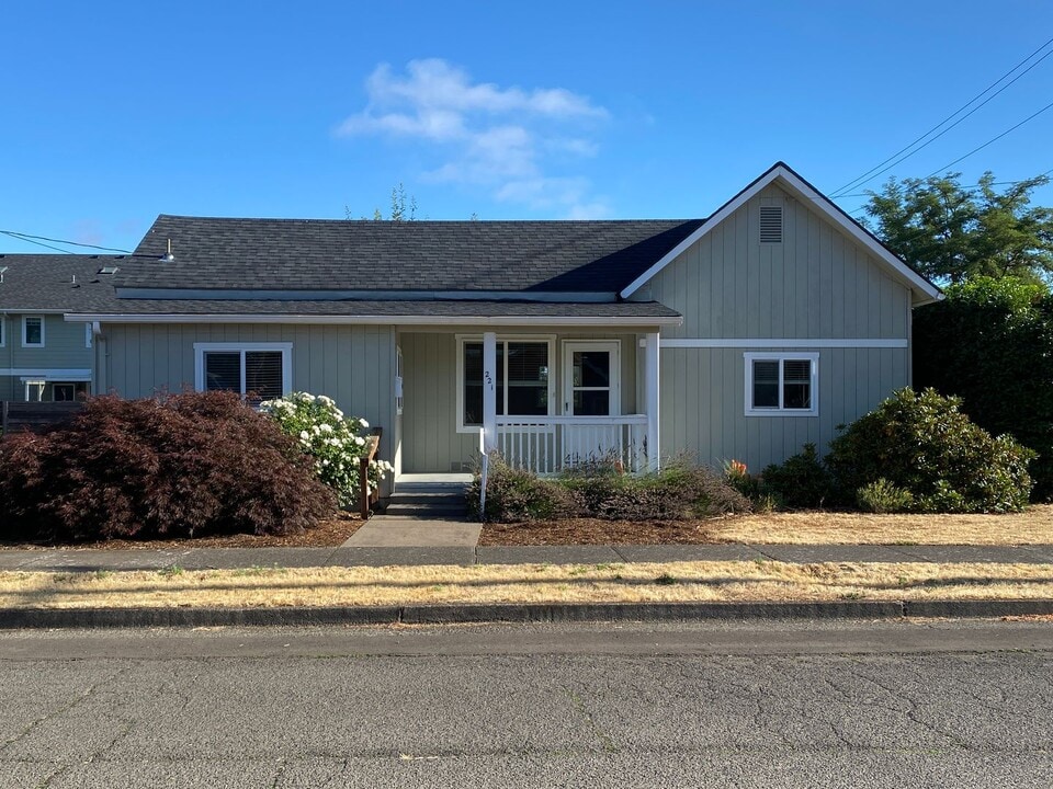 221 W Mary St in Lebanon, OR - Building Photo