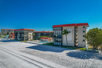 Gulf Mariner in Redington Shores, FL - Foto de edificio - Building Photo