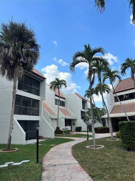 303 Racquet Club Rd in Weston, FL - Building Photo