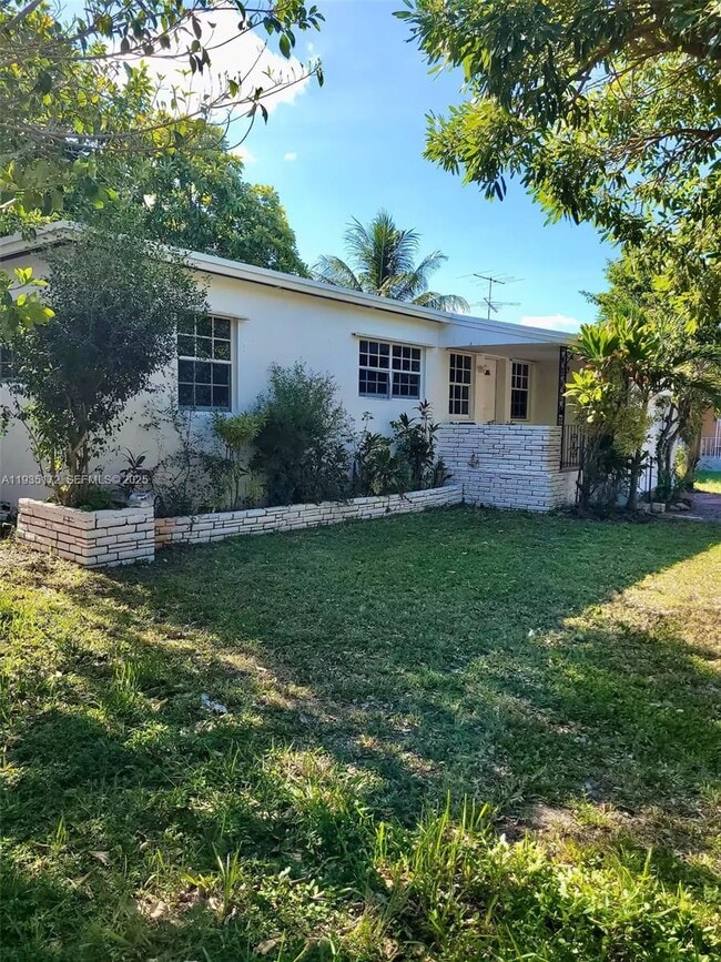 15800 NE 15th Ave in North Miami Beach, FL - Building Photo - Building Photo