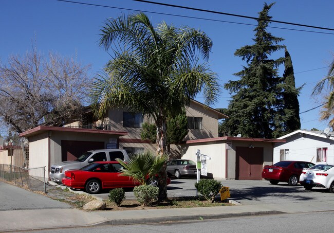 695 Massachusetts Ave in Beaumont, CA - Foto de edificio - Building Photo