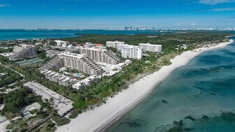 251 Crandon Blvd in Key Biscayne, FL - Building Photo