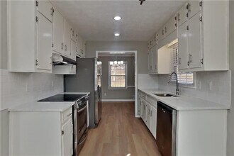 1176 Golden Cir SW in Lilburn, GA - Building Photo - Building Photo