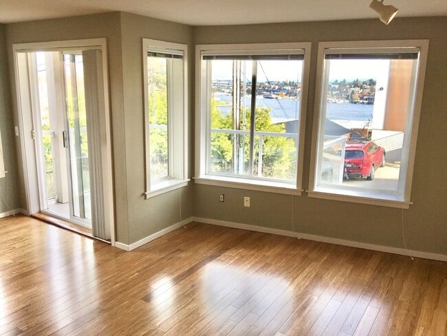 2432 Dexter Ave N in Seattle, WA - Building Photo - Building Photo