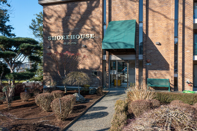 Shorehouse in Kirkland, WA - Foto de edificio - Building Photo