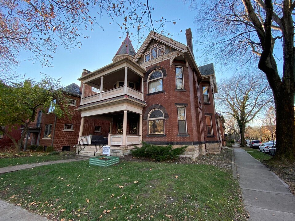 1043 Neil Ave in Columbus, OH - Building Photo