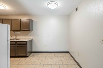 Kingsborough Apartments in Wichita, KS - Foto de edificio - Interior Photo
