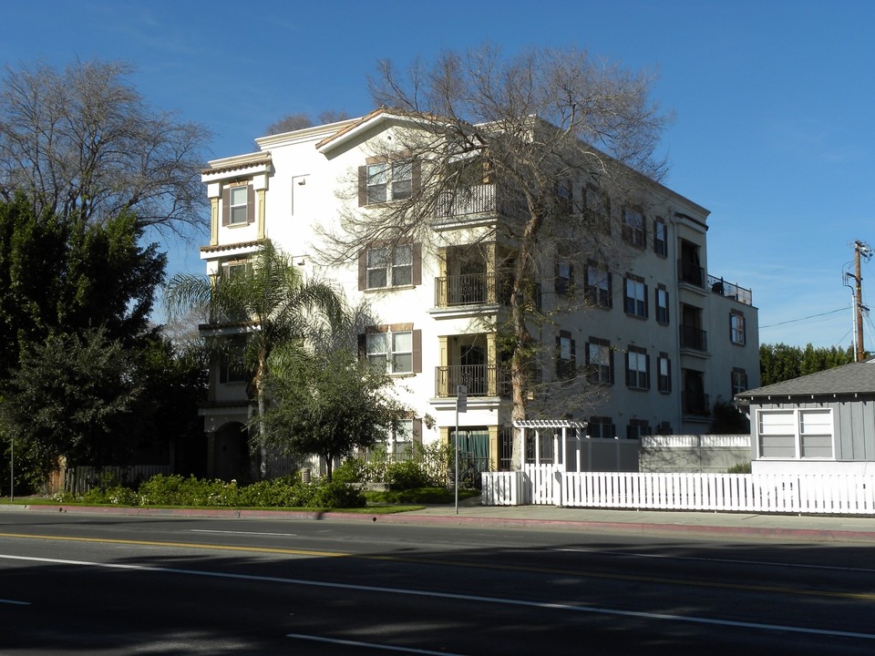 14309 Burbank Blvd in Van Nuys, CA - Building Photo