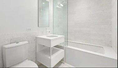 241 Fifth Avenue in New York, NY - Building Photo - Building Photo